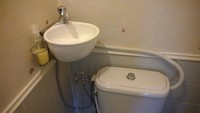 Wandaufstellung des WiCi Mini Handwaschbecken mit WC Dusche - Herr H (92) - 2 auf 2